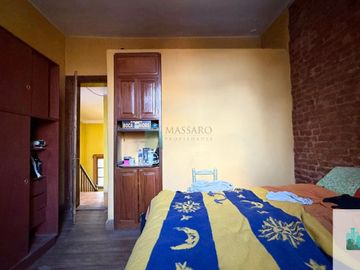 Casa sobre lote propio, 5 ambientes con garage y balcón terraza, Liniers.