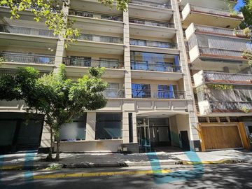 Cochera descubierta en edificio moderno seguridad
