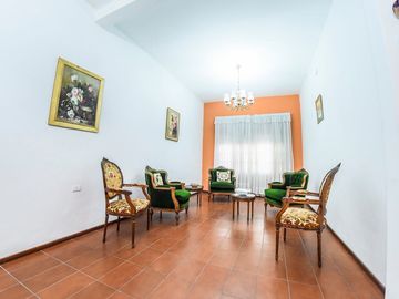 VENTA ! CASA DE 4 DORMITORIOS + PATIO + COCHERA !!