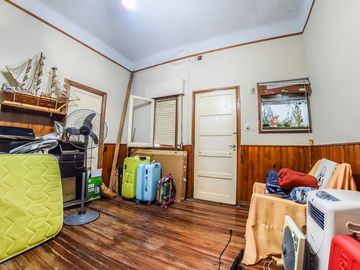 VENTA ! CASA DE 4 DORMITORIOS + PATIO + COCHERA !!