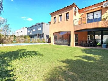VENTA CASA 5 AMB PILETA GALERIA HARAS M. VICTORIA