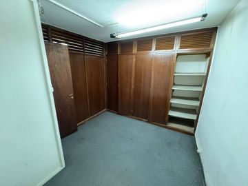VENTA LOCAL CENTRO CON BAÑO Y OFICINAS