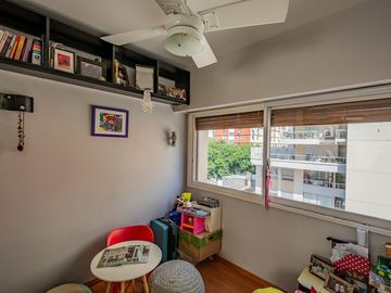 Excelente Semipiso de 4 Ambientes con Cochera