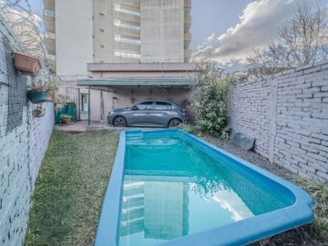 CASA 3 AMBIENTES CON COCHERA Y PILETA - V. BOSCH