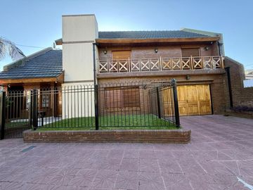 CASA DE CATEGORIA EN CIUDAD JARDIN 6 AMBIENTES