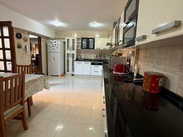 CASA DE CATEGORIA EN CIUDAD JARDIN 6 AMBIENTES