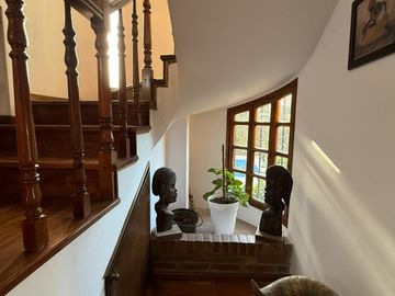 CASA DE CATEGORIA EN CIUDAD JARDIN 6 AMBIENTES