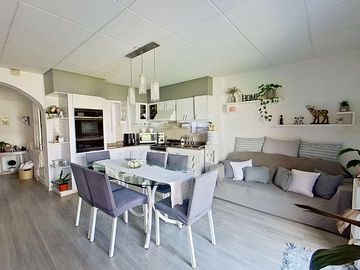 Casa 5 ambientes en venta en Banfield con pileta