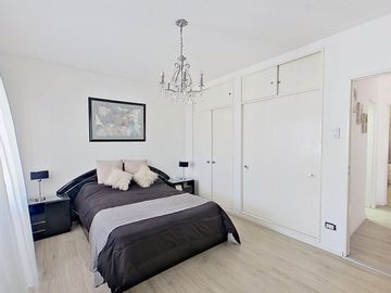 Casa 5 ambientes en venta en Banfield con pileta