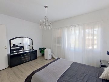 Casa 5 ambientes en venta en Banfield con pileta