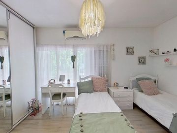 Casa 5 ambientes en venta en Banfield con pileta