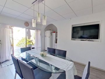 Casa 5 ambientes en venta en Banfield con pileta