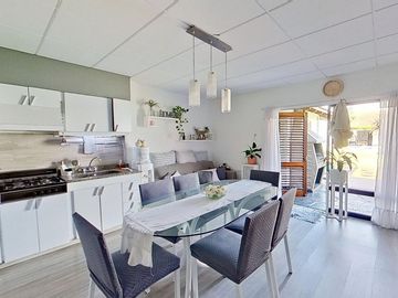 Casa 5 ambientes en venta en Banfield con pileta