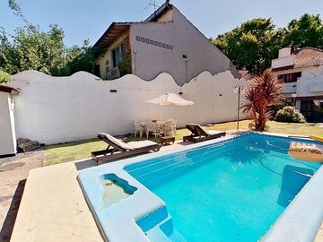 Casa 5 ambientes en venta en Banfield con pileta