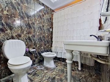 Casa 5 ambientes en venta en Banfield con pileta