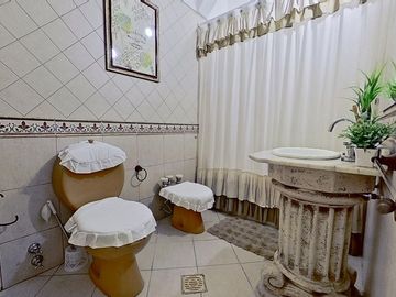 Casa 5 ambientes en venta en Banfield con pileta