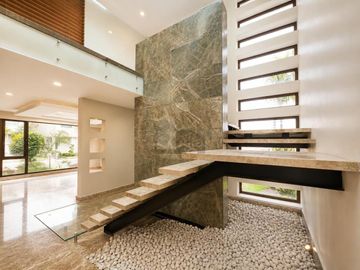 Residencia de lujo frente a Town Square Metepec