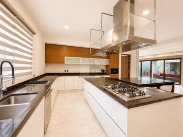 Residencia de lujo frente a Town Square Metepec