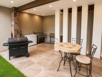 Residencia de lujo frente a Town Square Metepec