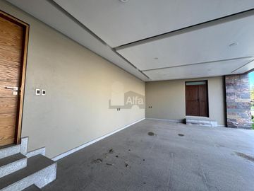 Residencia de lujo frente a Town Square Metepec
