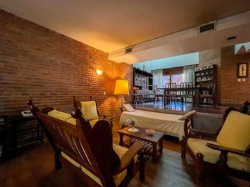 CASA 3 DORMITORIOS EN VENTA LA  PLATA CON PILETA