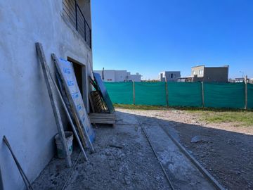 VENTA CASA 4 AMBIENTES BARRIO LAGUNA AZUL