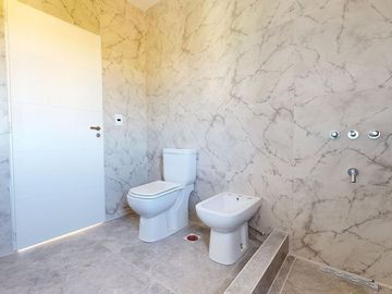 VENTA CASA 4 AMBIENTES BARRIO LAGUNA AZUL