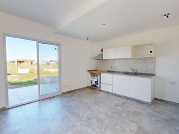 VENTA CASA 4 AMBIENTES BARRIO LAGUNA AZUL