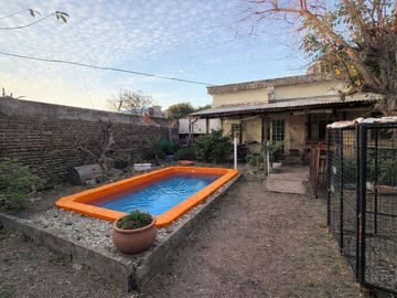 VENTA CASA 4 AMB CON COCHERA, JARDIN Y PILETA