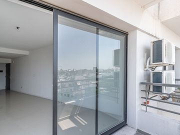 Monoambiente con balcón y cochera  Villa Urquiza