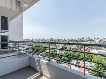 Monoambiente con balcón y cochera  Villa Urquiza
