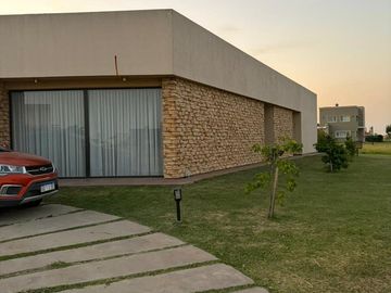 CASA 4 AMBIENTES EN VENTA EN LA ALAMEDA CANNING