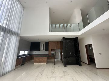 Espectacular casa en preventa La Loma Golf con alberca y vista a la ciudad