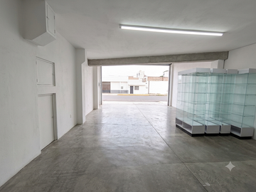 Local comercial en RENTA a pie de calle en zona de ALTA AFLUENCIA.