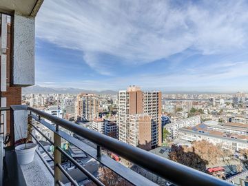 Departamento amoblado en arriendo con vista despejada Metro Manuel Montt Providencia