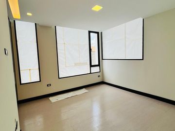 IRA Venta departamento 3 dormitorios con terraza. González Suárez.