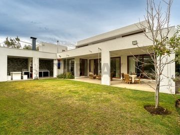 Casa moderna en condominio exclusivo de La Dehesa