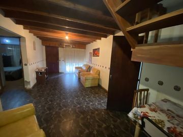 VENTA CASA 4 AMB CON PARQUE Y COCHERA