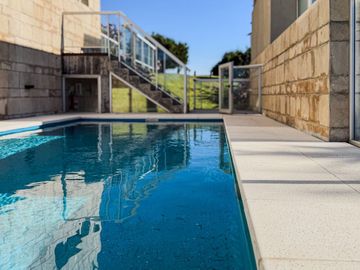 VENTA DE DEPARTAMENTO EN PINAMAR. COCHERA CUBIERTA