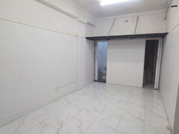 Alquiler Local/ oficina/ consultorio con cochera.