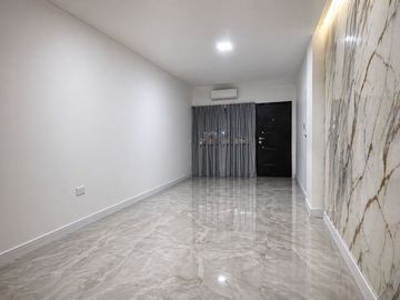 Alquiler Local/ oficina/ consultorio con cochera.