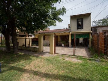 CASA EN VENTA EN MELCHOR ROMERO 2 DORMITORIOS