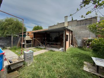 CASA EN VENTA EN MELCHOR ROMERO 2 DORMITORIOS