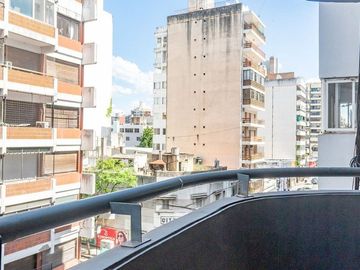 ALQUILER MONOAMBIENTE AMPLIO, LUMINOSO Y BALCON