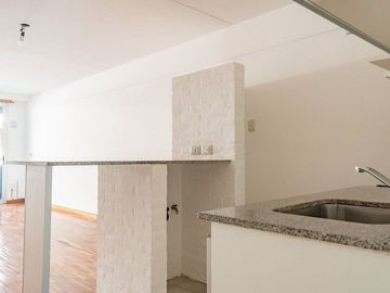 ALQUILER MONOAMBIENTE AMPLIO, LUMINOSO Y BALCON