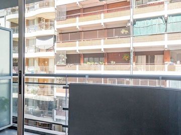 ALQUILER MONOAMBIENTE AMPLIO, LUMINOSO Y BALCON