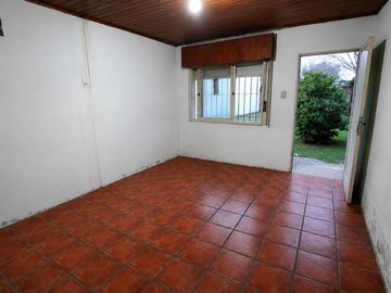VENTA CASA 3 AMB A REFACCIONAR LOTE 400 M2 LUJAN