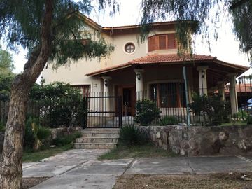 VENTA CASA RESIDENCIAL 3 DORMITORIOS Y PISCINA MZA