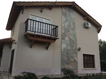 VENTA CASA RESIDENCIAL 3 DORMITORIOS Y PISCINA MZA