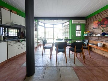 Casa en venta Saavedra Jardín -pileta - parrilla